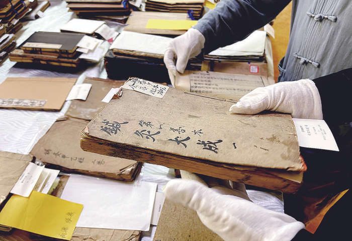     专家们仔细鉴定古籍医书