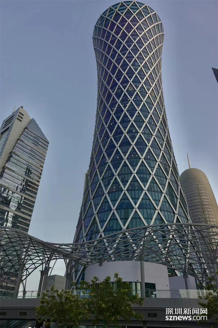 龙卷风塔，两头粗、中间细、外立面是网格纹理