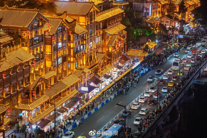 随着五一假日临近，重庆市洪崖洞、解放碑等旅游景区持续升温，众多游人前来游玩、观赏。（图片由CNSPHOTO提供）