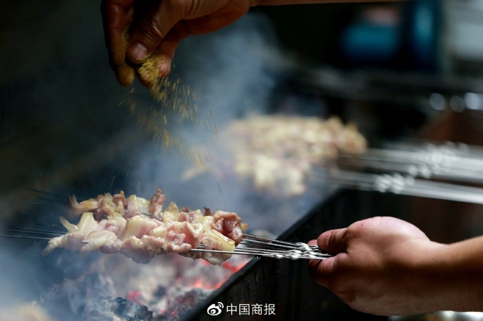 山东淄博一家烧烤店的厨师正在烤制肉串。（图片由CNSPHOTO提供）