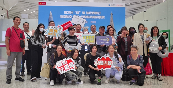 复航首班乘机旅客合影（唐啸啸/摄）