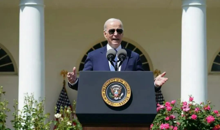 　·2023年4月24日，拜登在白宫草坪主持活动。