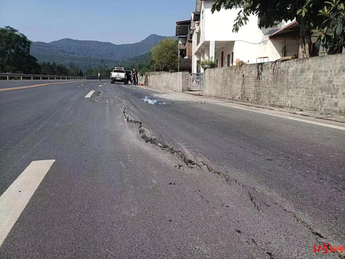 ↑现场沉降路面