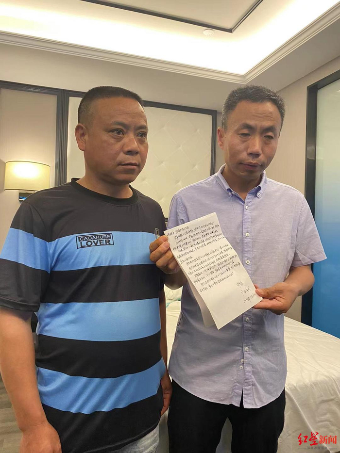 ↑申军良（右）和另一名被拐孩子家长