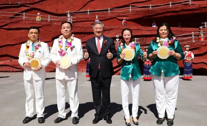 陈东升董事长为世纪圣典会长颁奖