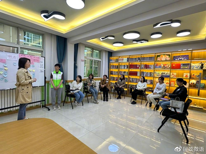 “家庭积极养育赋能小组”在开展交流活动。（新华社记者 冯家顺 摄）