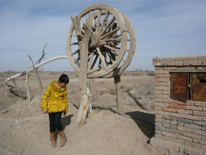 民勤县煌辉村的抽水设施已废弃。/王文明 摄