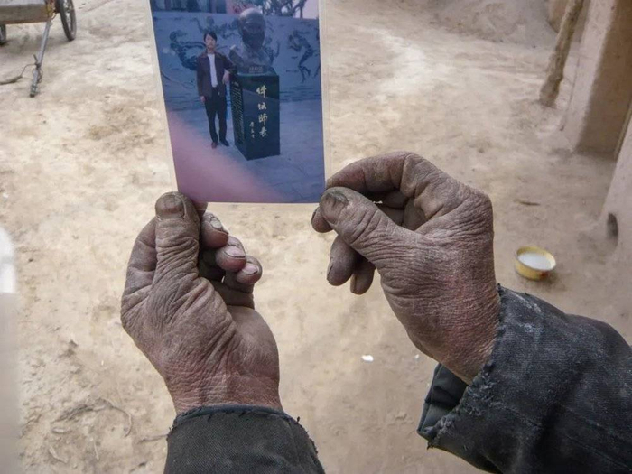 村民陈国进常常想念在外的儿子。/王文明 摄