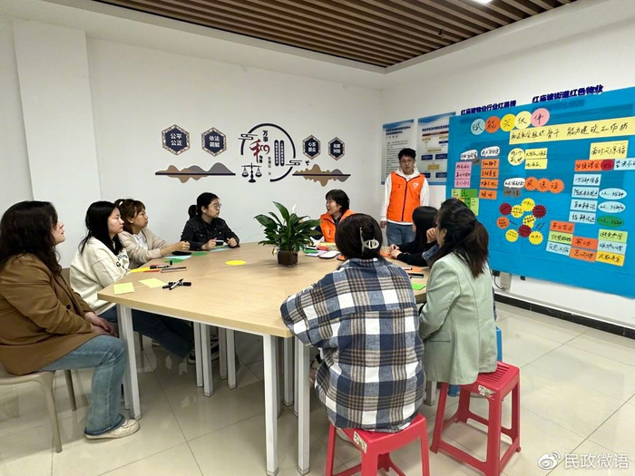 一场辩论赛在西安市莲湖区大兴东路社区举行。（新华社记者 冯家顺 摄）