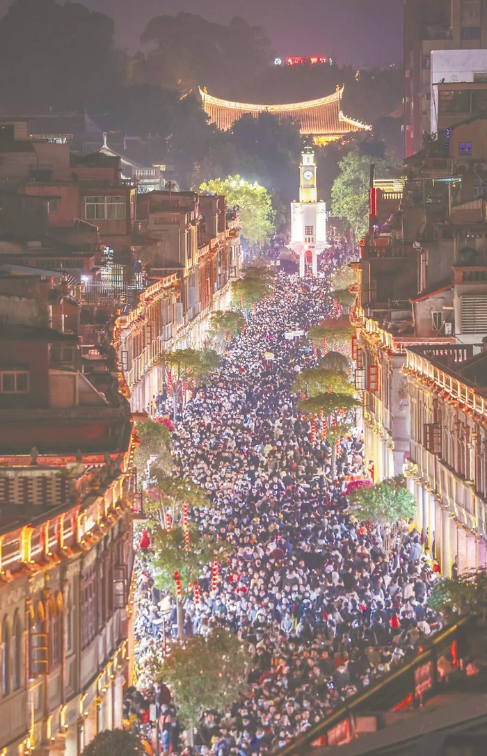     泉州中山路古街正成为越来越多人的休闲消费好去处。图为夜色中的中山路。（资料图片）