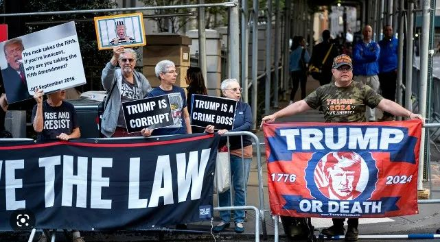 　·特朗普的反对者（左）和支持者（右）在纽约展示本方标语。