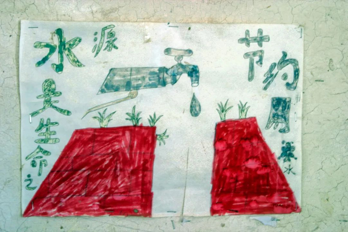 孩子们的画依旧贴在教室的墙上。王文明 摄