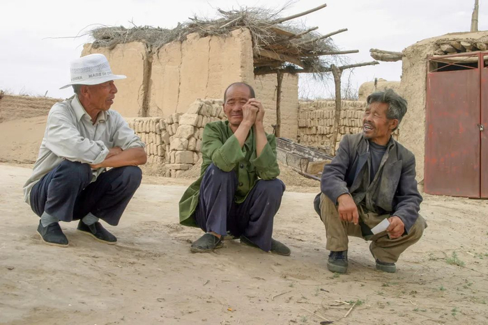 没有风沙的日子，是三兄弟相聚的时刻，对未来的忧虑，是他们的主要话题。王文明 摄