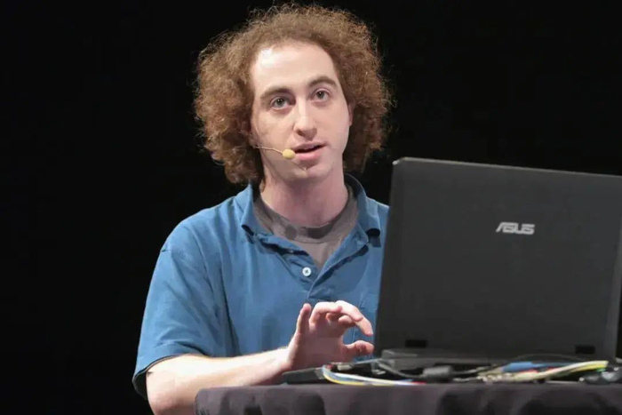 MidJourney 的创始人大卫・霍尔茨