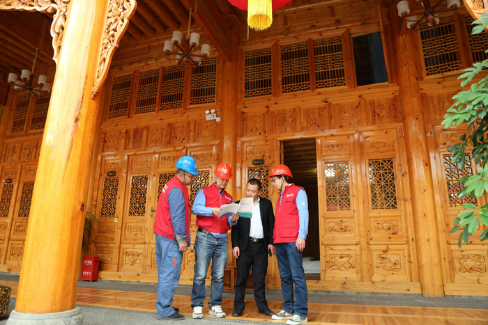 党员服务队在藏家大院为用户宣传安全用电知识。摄影：全丹旭