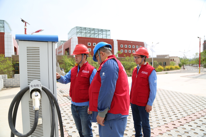 党员服务队在坎布拉景区为游客专用充电桩进行调试前的用电检查。摄影：全丹旭