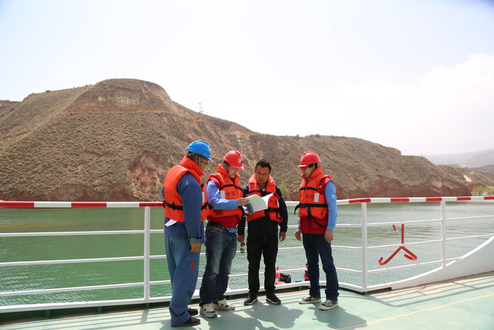 党员服务队在快艇上为用户宣传安全用电知识。摄影：全丹旭