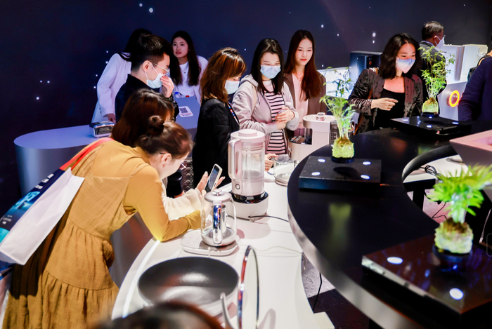 九阳变频轻音破壁机B1吸引参会者围观