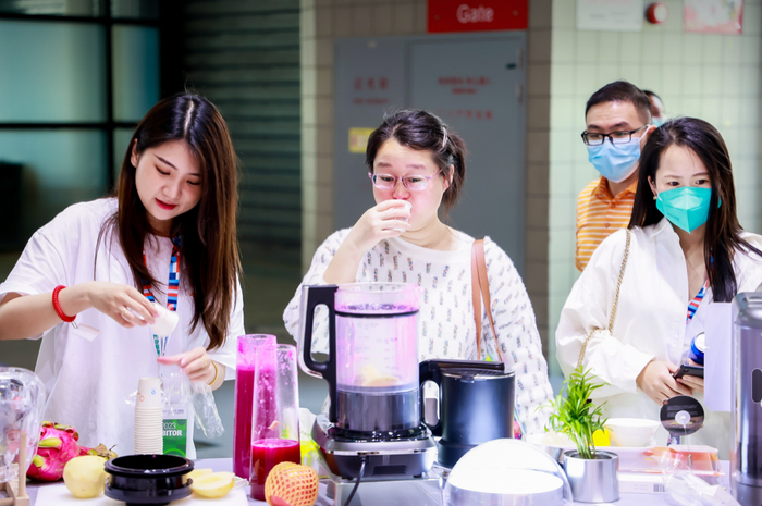 消费者在九阳展区体验产品