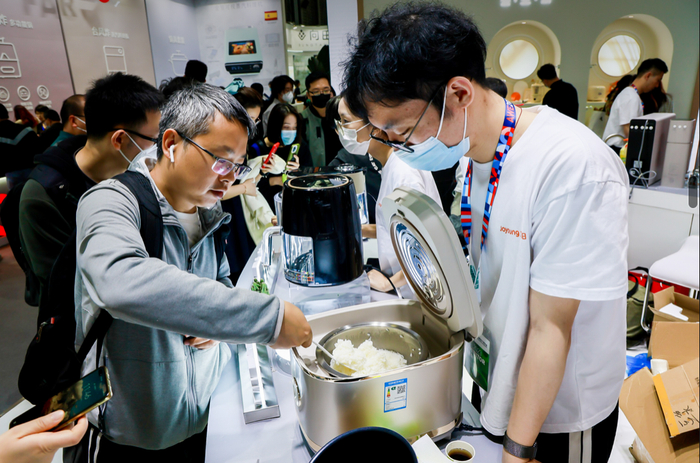 消费者品尝九阳0涂层不粘电饭煲N1S烹饪的米饭