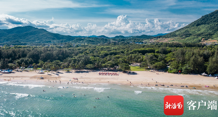 航拍视角俯瞰万宁石梅湾。记者 李昊 摄