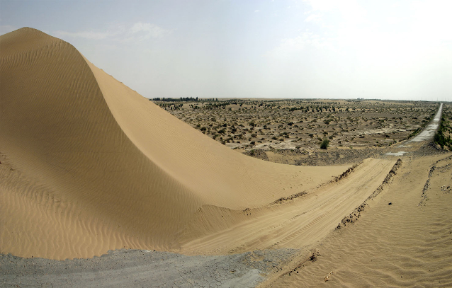 一场风沙后，沙山就会向前移动。/王文明 摄