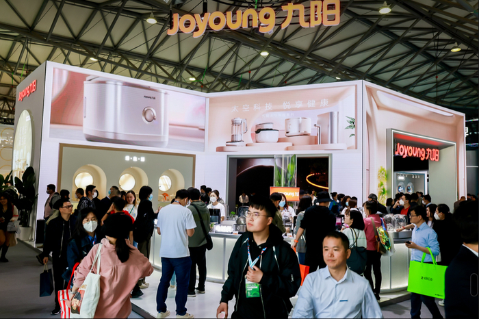 九阳“太空科技”亮相AWE