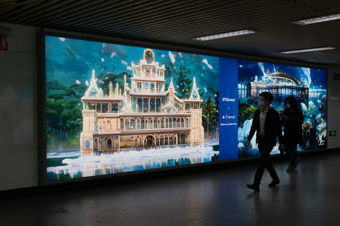 上海人民广场地铁枢纽换乘通道内，多幅AI人工智能生成的画作吸引了不少过往乘客的注意。（图片由CNSPHOTO提供）