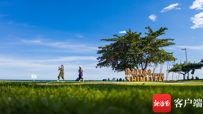 万宁石梅湾，游客在海边打卡拍照。记者 李昊 摄