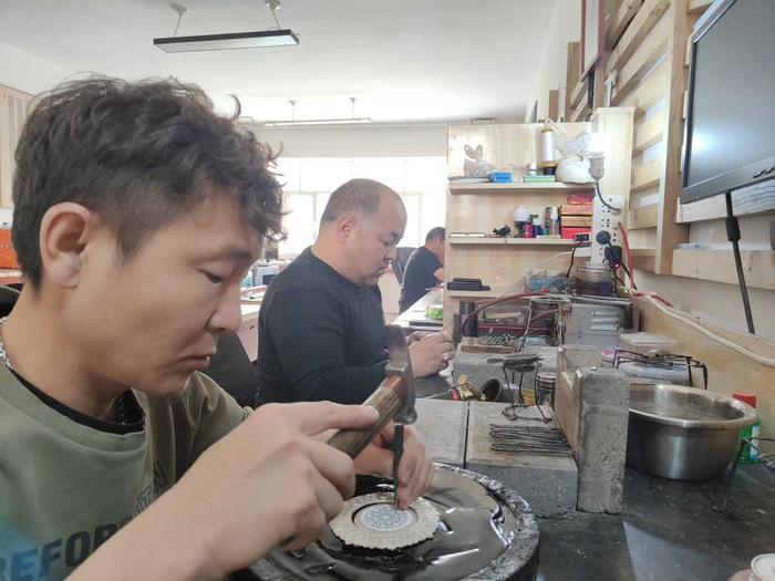 制作银器。布和摄