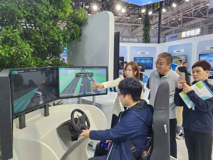 ↑参展嘉宾在华为展台参观了解。刘春沐阳摄