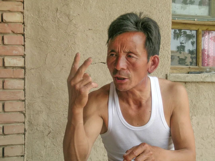 第一次采访煌辉村四社的盛汤国，他诉说着风沙带来的苦楚。王文明 摄