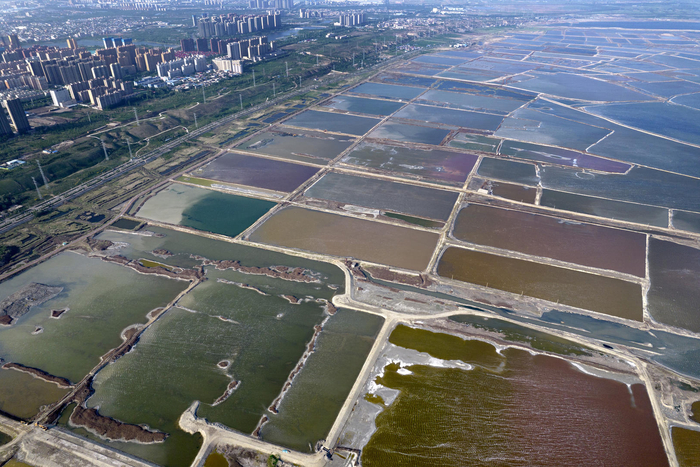↑4月26日，随着气温回升，山西运城千年盐湖色彩缤纷的七彩美景逐渐浓郁 图据视觉中国