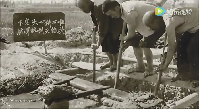 当地人也尝试打井抗旱，但进一步导致地下水下降。/《风沙线上》