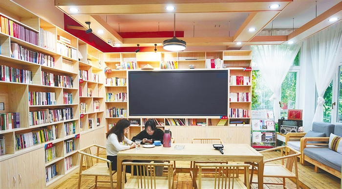 资料图：在临高县东英镇头洋·海堂渔耕文化乡村旅游点，游客在民宿书屋阅读。记者 陈元才 摄