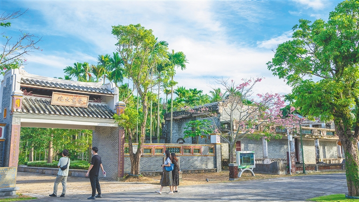 资料图：在琼海博鳌镇留客村，游客享受乡村风情。记者 袁琛 摄