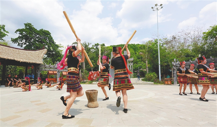 资料图：浪论村村民为游客表演黎族风情歌舞。记者 陈元才 摄