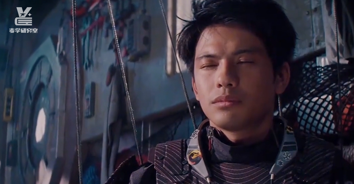 图源《头号玩家》，日本小哥下一秒变身高达