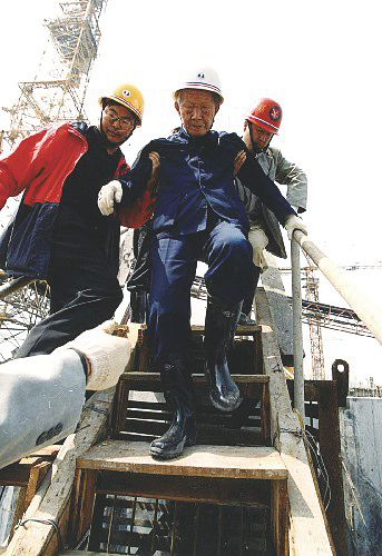 ▲三峡工程开工后，年近九旬的张光斗（中）每次检查三峡工程质量，都要艰难地下到施工仓面，亲自观察混凝土浇筑情况。