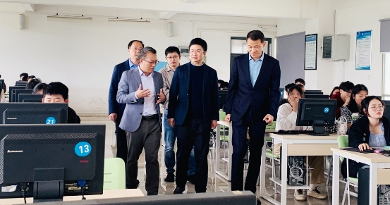 领导一起考察金山办公技能认证中心实训室