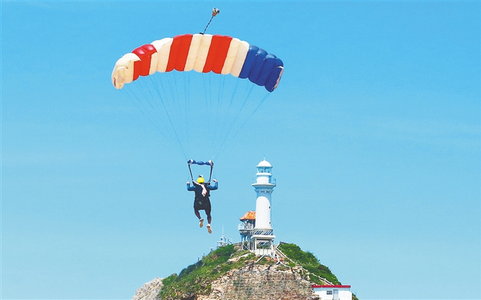 游客在东方市鱼鳞洲景区体验高空跳伞项目。海南日报记者 李英挺 摄