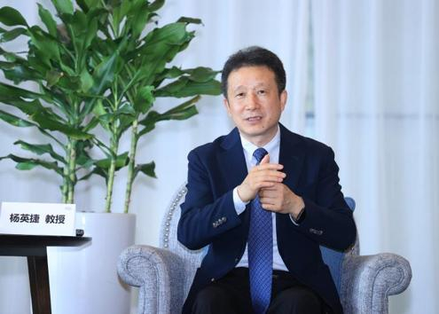 ▲贵州医科大学附属肿瘤医院副院长、妇瘤外科主任杨英捷教授／图源 主办方