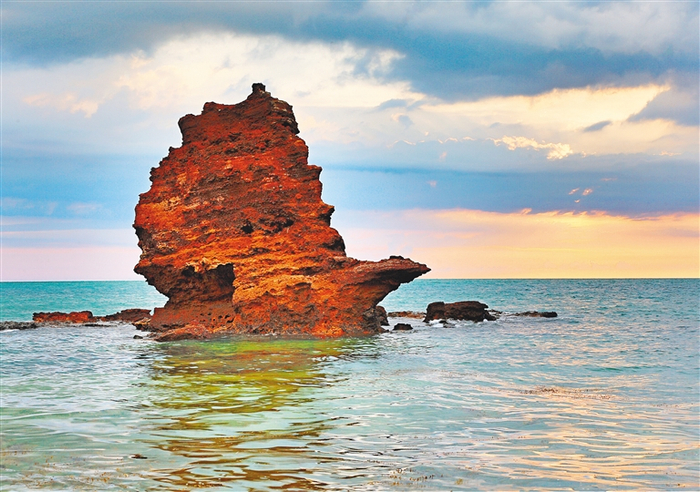 儋州峨蔓火山海岸“大鹏展翅”岩石。海南日报记者 罗林涛 摄