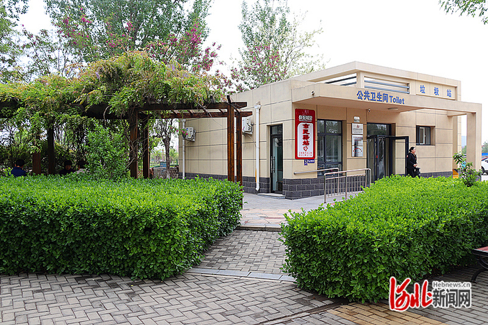 图为任丘市设有市民驿站的公厕，集多种便民功能于一体。 河北日报通讯员王先华摄