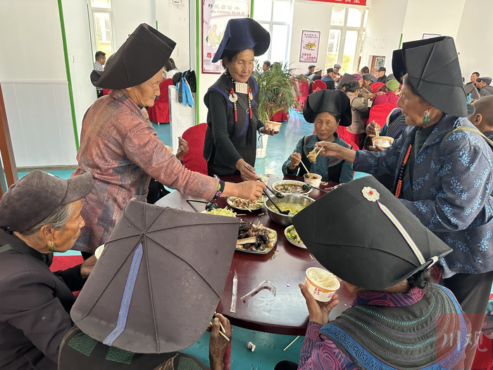 老人们在公益食堂内就餐。朱丽 摄