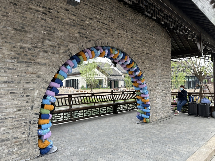 亭子上装饰的彩色艺术装置，灵感源自蟠龙古镇的风俗文化手工编织技艺