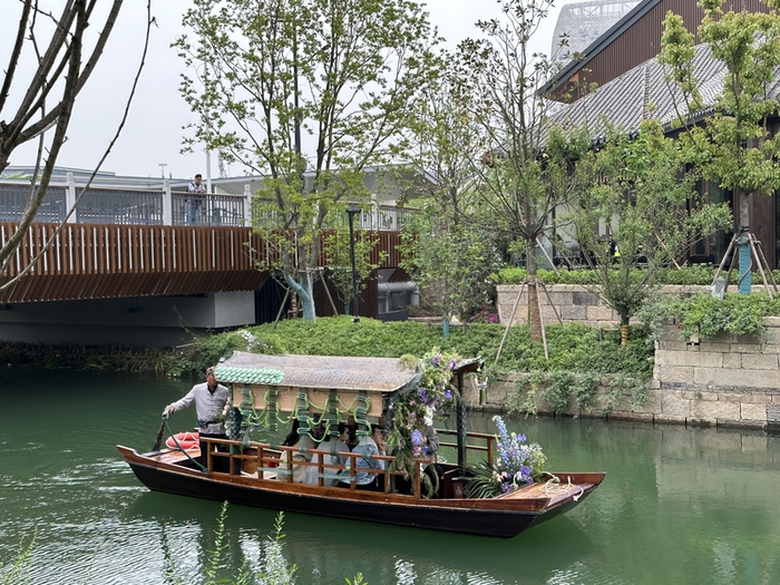 重新疏浚的河道上，重现江南水乡摇橹船 戚颖璞 摄