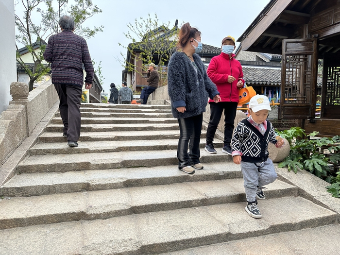 尚未开业的蟠龙天地，已经吸引了很多市民去打卡 戚颖璞 摄