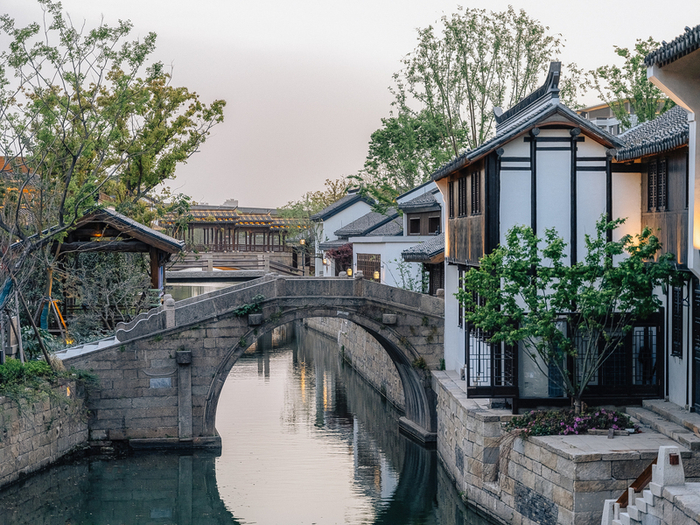 蟠龙天地还原江南水乡风格，建筑为新旧融合