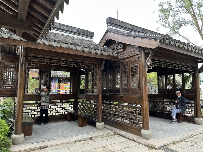 河道边的两座亭子，最初是两户民宅，设计师按古代形制复原，屋子间距和古代分毫不差，但是功能改成公共休憩区